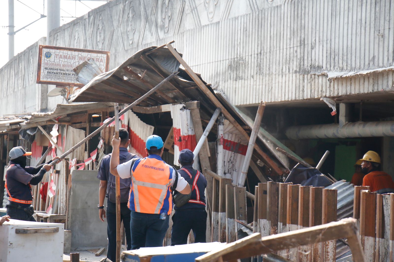 Pt Kai Daop Tertibkan Bangunan Liar Yang Jadi Tempat Prostitusi