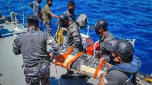 Prajurit KRI Tombak-629 berhasil Menyelamatkan seorang yang Terjatuh di Laut