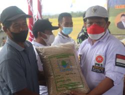 Legislator PKS Salurkan 70 Ton Benih Padi ke Petani Sumbawa