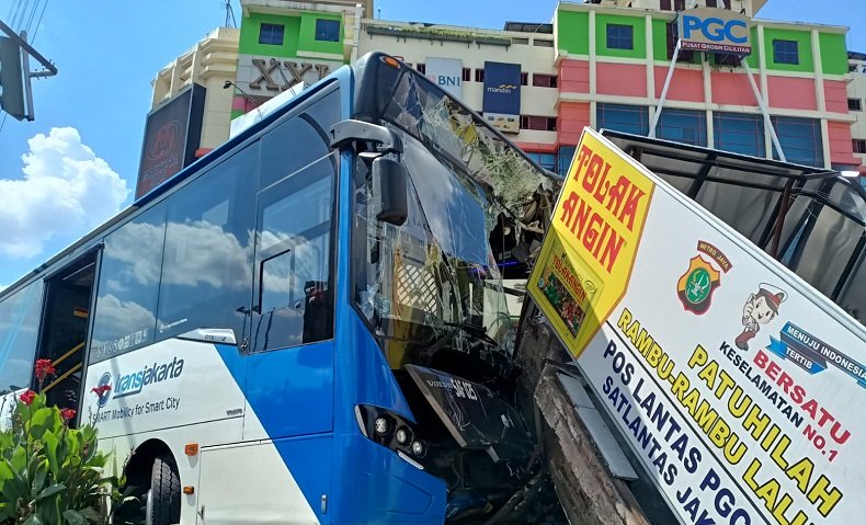 Imbas Kecelakaan, 229 Bus Transjakarta Stop Beroperasi - Indonesia Parlemen