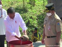 Presiden Tuang Air dan Tanah Kampung Akuarium di Prosesi Kendi Nusantara