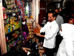 Blusukan ke Pasar Muntilan, Jokowi Cek Harga Minyak Goreng dan Belanja Sayuran