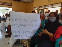 Setoran PBB Ditilep, Puluhan Warga Geruduk Balai Desa Sewaka Pemalang