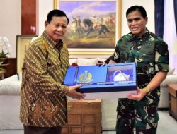 Terima Kunjungan KSAL, Menhan Prabowo Terima Cinderamata